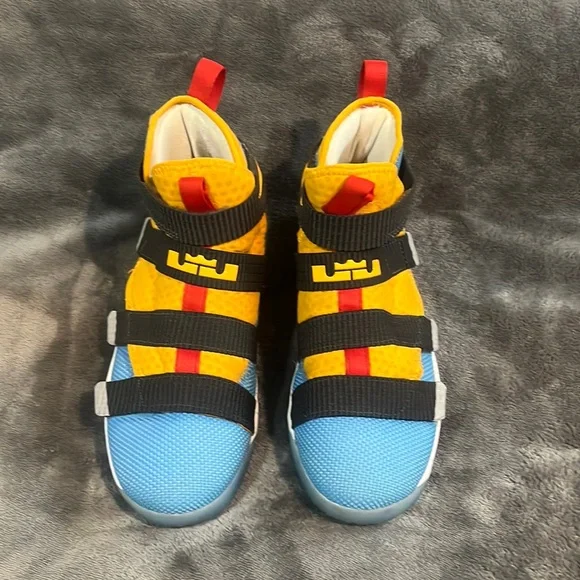 Lebron Soldier 11 FlyEase GS Sz 6.5Y University Gold/Blue EUC AJ6985-700 - Picture 1 of 6